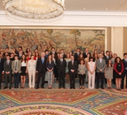 Doña Letizia junto a una representación de los participantes en la jornada de trabajo organizada por el Proyecto Internacional para la Juventud "